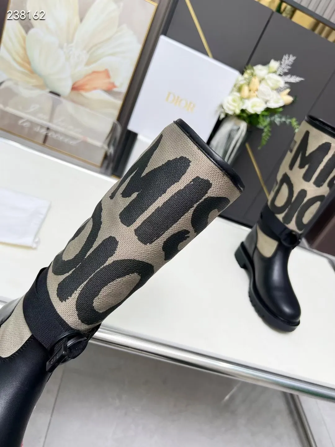 👟👟Ex-factory price 560👟👟 Dior color-blocking new boots for autumn and winter, the latest electric embroidery color-blocking letter logo for autumn and winter, round-toe high-top knight boots for women, Material: first-layer cowhide stitched with electric embroidery fabric, sheepskin lining for feet, original molded TPU outsole Size: 35-40 yards